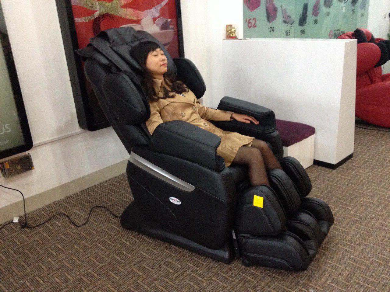 Hình ảnh ghế massage Max617A tại showroom Maxcare