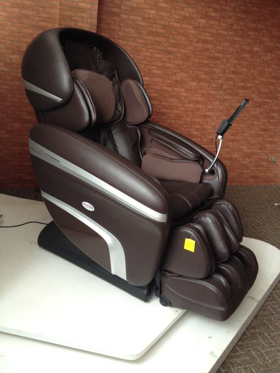 ghế massage toàn thân Max-3D đang được trưng bày tại showroom 366 Xã Đàn
